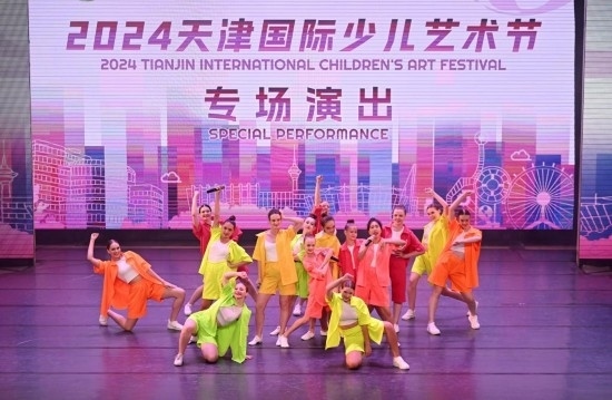 7月22日，來自俄羅斯的舞蹈團(tuán)演員在藝術(shù)節(jié)上展演。新華社記者 趙子碩 攝