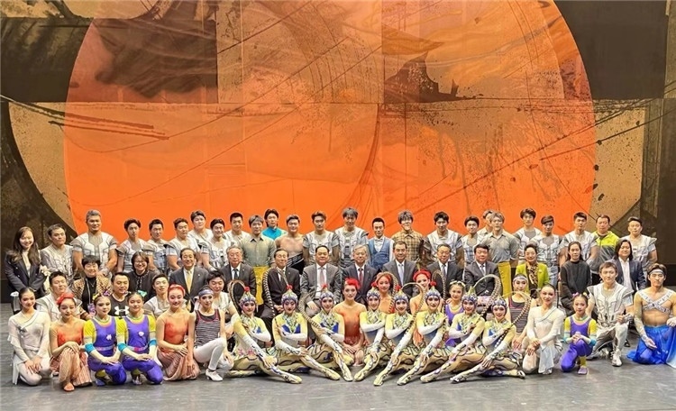 4月12日，中國人民對外友好協(xié)會會長楊萬明、駐日大使吳江浩及來自36國70位駐日使節(jié)代表等現場觀看中國雜技團東京公演。中國人民對外友好協(xié)會供圖