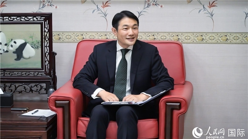 使館發(fā)言人畢海波公參介紹黨的二十屆三中全會情況并回答記者提問。人民網(wǎng) 郭錦標(biāo)攝