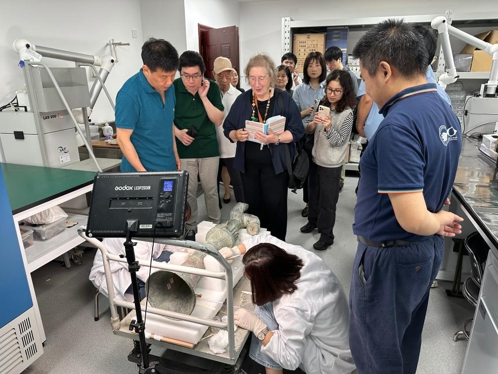 2024年5月28日，英國考古學(xué)家、牛津大學(xué)教授杰西卡·羅森在文物保護(hù)修復(fù)實(shí)驗(yàn)室觀摩文物。新華社發(fā)（四川省文物考古研究院供圖）