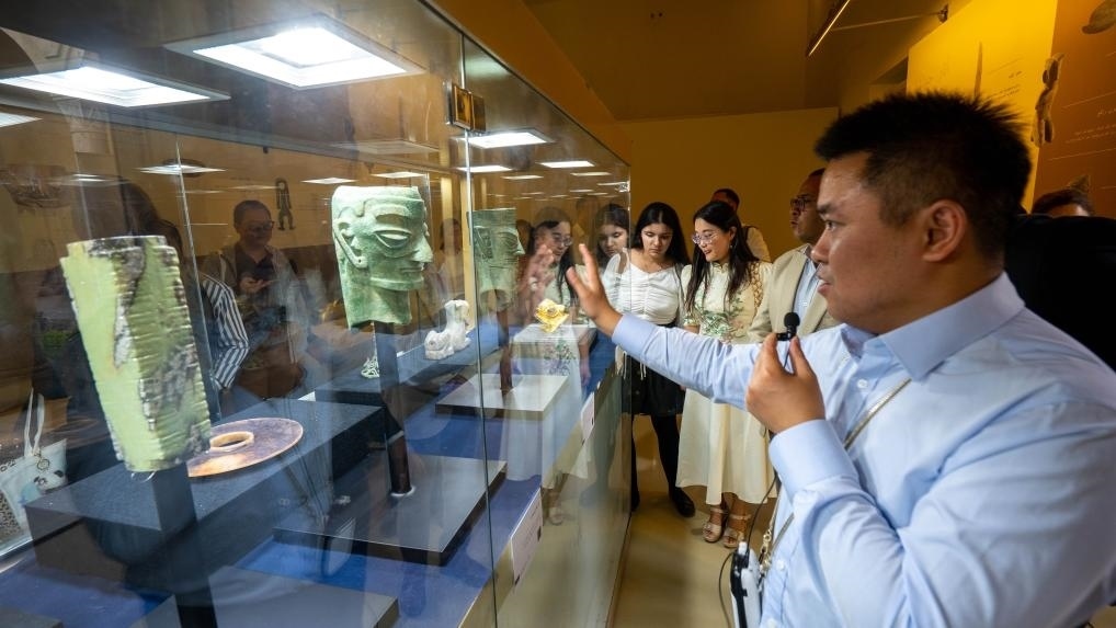 2024年6月14日，冉宏林在埃及開羅舉辦的“三星堆·金沙”主題數(shù)字展上向埃及公眾介紹三星堆文化。新華社發(fā)（四川省文物考古研究院供圖）