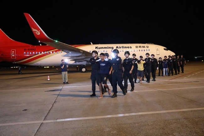 押解現(xiàn)場(chǎng)。公安部供圖