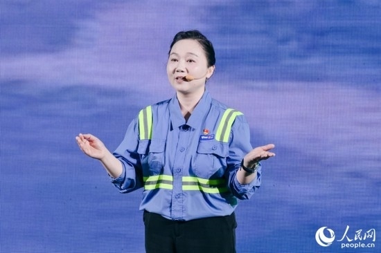 黃英紅講述在互聯(lián)網(wǎng)“種地”的故事。人民網(wǎng)攝