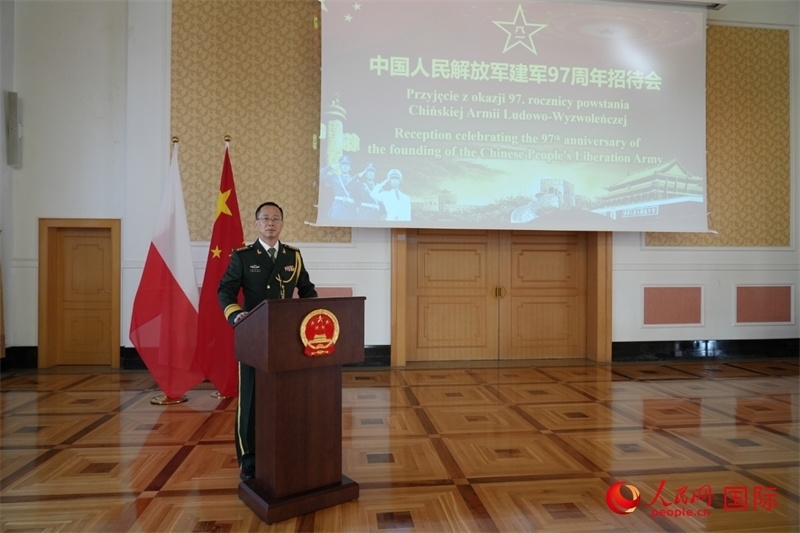 波蘭使館國防武官張寅生大校在招待會上致辭。人民網記者 李增偉攝 