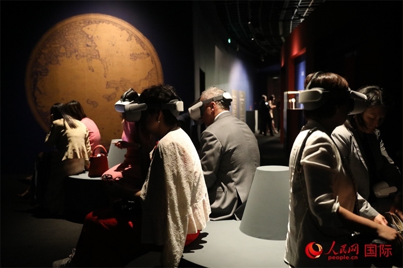 嘉賓在展覽“傳奇之旅：馬可·波羅與絲綢之路上的世界”VR體驗區(qū)參觀。人民網(wǎng) 殷韜攝