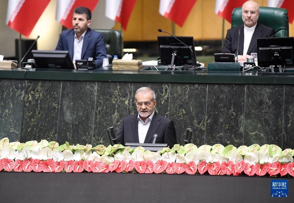 7月30日，佩澤希齊揚(yáng)（前）在伊朗德黑蘭的伊朗議會(huì)宣誓就任伊朗總統(tǒng)后發(fā)表就職演說(shuō)。新華社記者 沙達(dá)提 攝