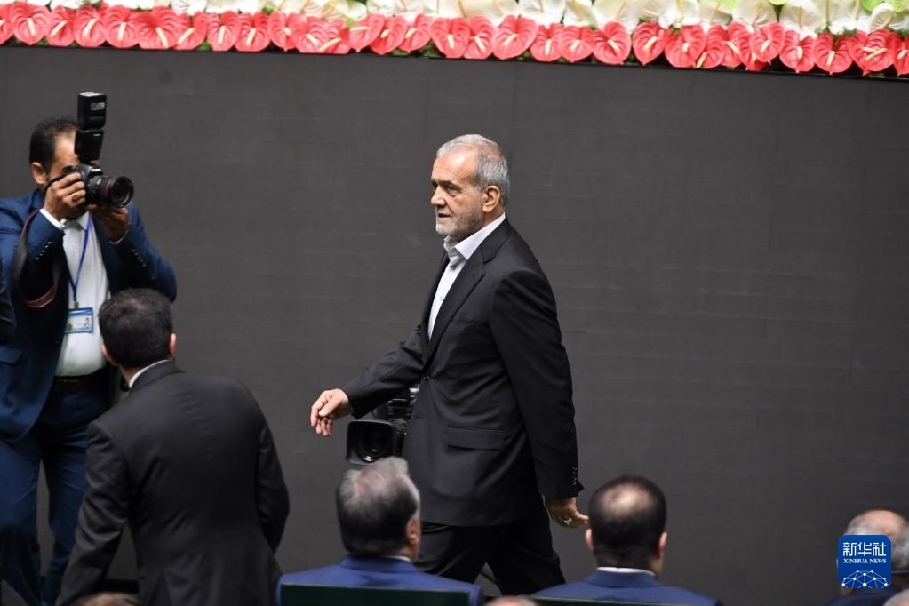 7月30日，在伊朗德黑蘭的伊朗議會(huì)，佩澤希齊揚(yáng)（中）抵達(dá)總統(tǒng)就職典禮現(xiàn)場(chǎng)。新華社記者 沙達(dá)提 攝