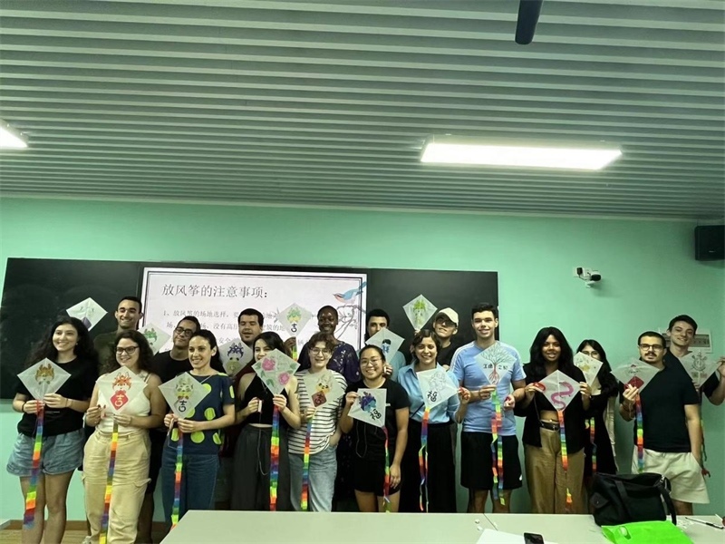 在中國和巴西共迎兩國建交50周年之際，巴西圣保羅州立大學(xué)孔子學(xué)院今年7月成功組織多批、近40名巴西青少年來華進(jìn)行短期訪問交流，圖為訪問團(tuán)成員參加文化體驗(yàn)活動(dòng)。 巴西圣保羅州立大學(xué)孔子學(xué)院供圖