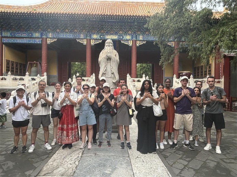 在中國和巴西共迎兩國建交50周年之際，巴西圣保羅州立大學(xué)孔子學(xué)院今年7月成功組織多批、近40名巴西青少年來華進(jìn)行短期訪問交流，圖為訪問團(tuán)成員參加文化體驗(yàn)活動(dòng)。 巴西圣保羅州立大學(xué)孔子學(xué)院供圖