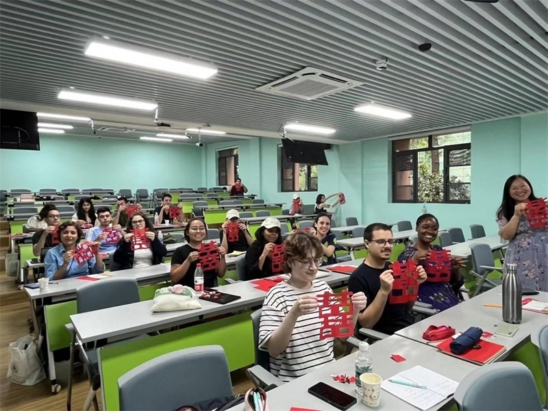 在中國和巴西共迎兩國建交50周年之際，巴西圣保羅州立大學(xué)孔子學(xué)院今年7月成功組織多批、近40名巴西青少年來華進(jìn)行短期訪問交流，圖為訪問團(tuán)成員參加文化體驗(yàn)活動(dòng)。 巴西圣保羅州立大學(xué)孔子學(xué)院供圖