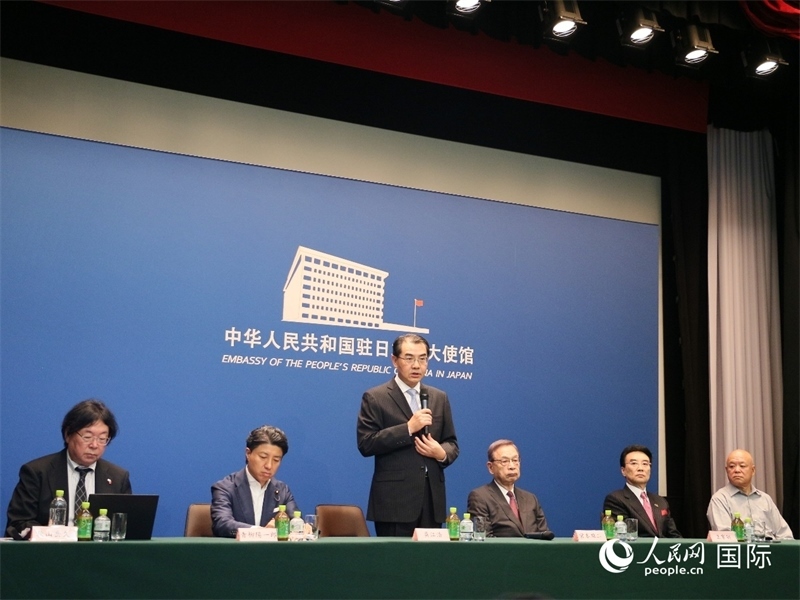 中國(guó)駐日本大使吳江浩（左三）致辭。人民網(wǎng) 許可攝