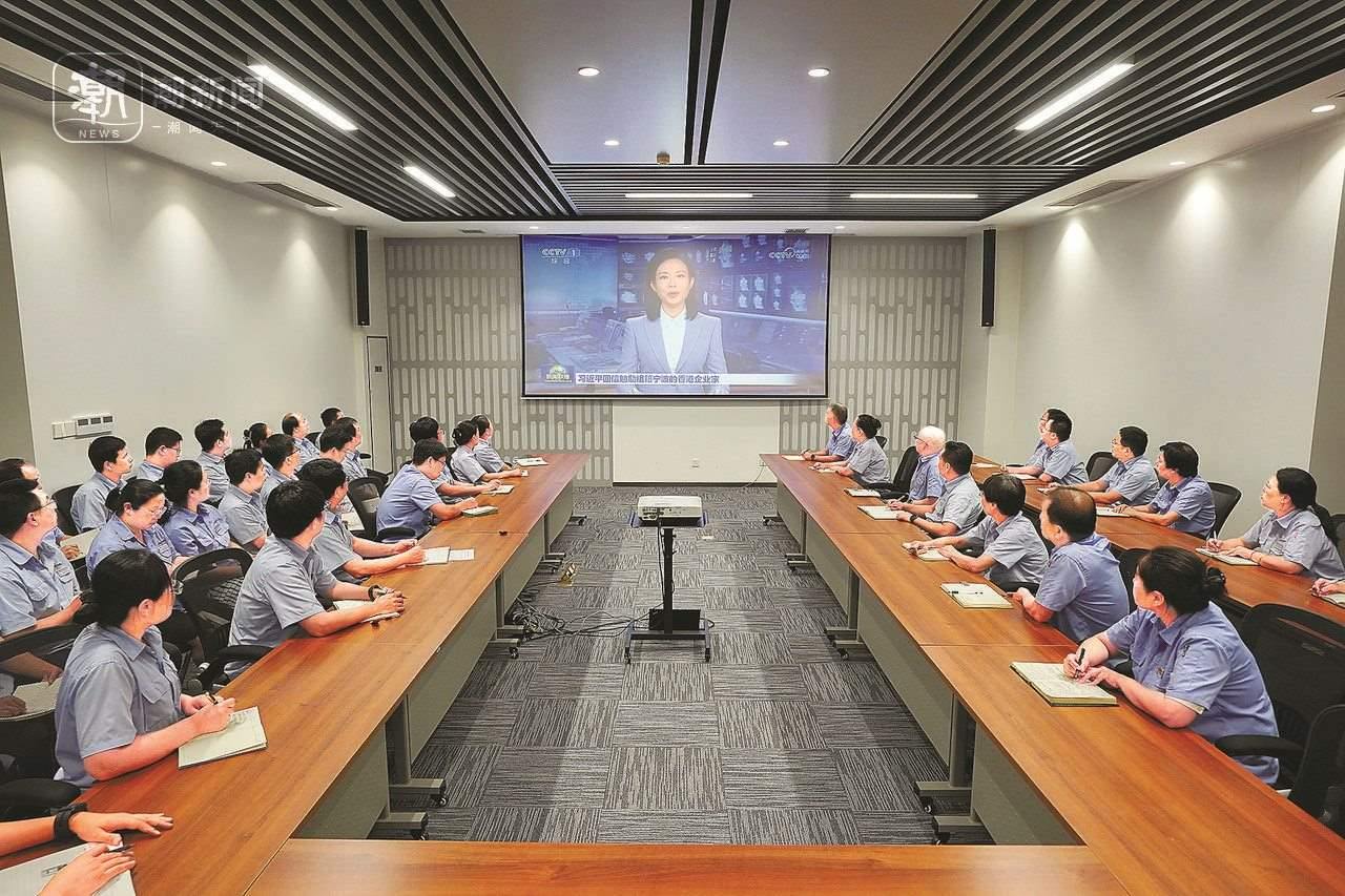 2024年8月1日晚，寧波永新光學(xué)股份有限公司員工集體觀看央視《新聞聯(lián)播》關(guān)于國家主席習(xí)近平給包陪慶、曹其鏞等祖籍寧波的香港企業(yè)家回信的報(bào)道。潮新聞?dòng)浾?賀元?jiǎng)P 彭鵬 周旭輝 攝
