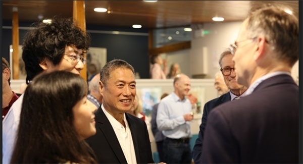 盧中見與嘉賓交流中國(guó)畫。許晉熙攝