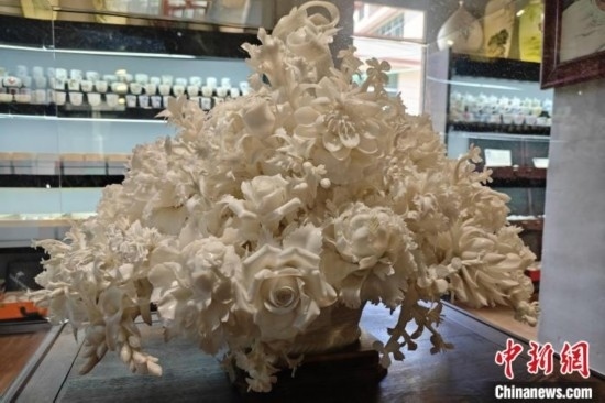 福建德化陶瓷以“白”見長，因白如雪、明如鏡、薄如紙、聲如磬、潤如玉而享譽(yù)世界。 吳冠標(biāo) 攝