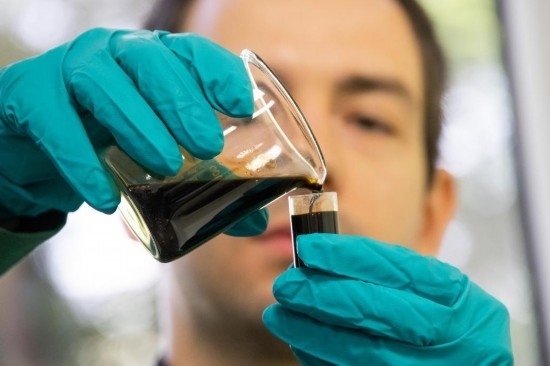 2022年5月24日，在匈牙利薩茲豪隆包陶多瑙河煉油廠，一名工人對通過阿德里亞輸油管道運達的原油樣品進行質量分析。新華社發(fā)（弗爾季·奧蒂洛攝）