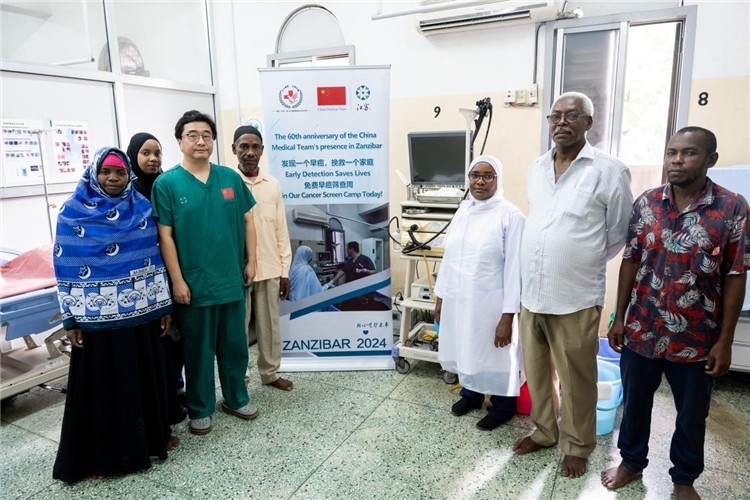 王璐醫(yī)生與部分患者合影。中國(guó)援桑醫(yī)療隊(duì)供圖