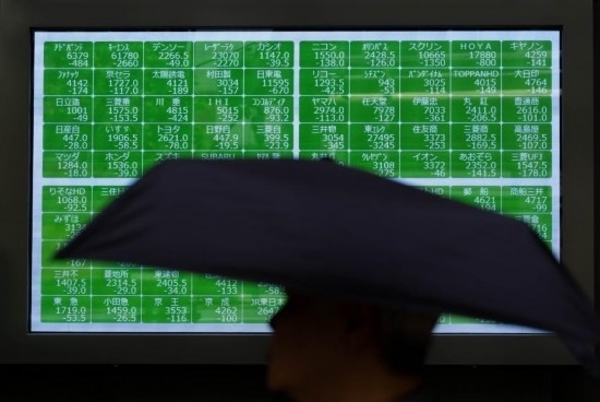 8月2日，在日本東京，行人經(jīng)過一處股指信息電子顯示屏。新華社記者張笑宇攝