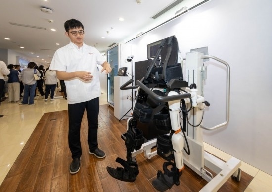 2024年5月24日，在位于上海市嘉定區(qū)的上海交通大學(xué)醫(yī)學(xué)院附屬瑞金醫(yī)院腫瘤質(zhì)子中心，工作人員介紹由瑞金醫(yī)院醫(yī)生和醫(yī)療公司共同研發(fā)的用于恢復(fù)患者下肢的醫(yī)療機器人。新華社記者 王翔 攝