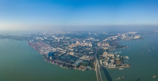 海南自貿(mào)港重點園區(qū)——洋浦經(jīng)濟開發(fā)區(qū)（2023年12月31日攝，無人機全景照片）。新華社記者 蒲曉旭 攝