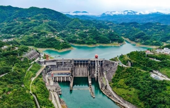 這是陜西安康水電站大壩（2024年6月21日攝，無人機照片）。新華社記者 蔡湘鑫 攝