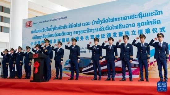 8月5日，在中老鐵路萬象站，中老鐵路首批14名老撾籍火車司機進行宣誓。新華社發(fā)（凱喬 攝）