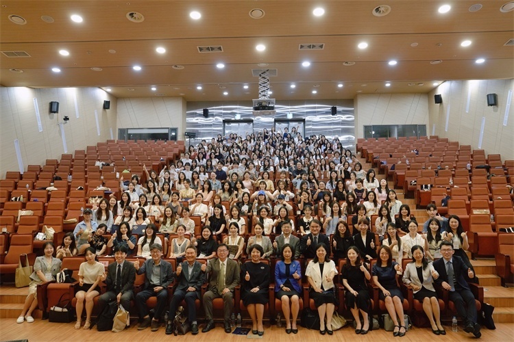 8月5日，第十一屆在韓國際中文教育志愿者崗中培訓(xùn)舉行開班儀式。圖為活動(dòng)現(xiàn)場合影。 教育部中外語言交流合作中心供圖