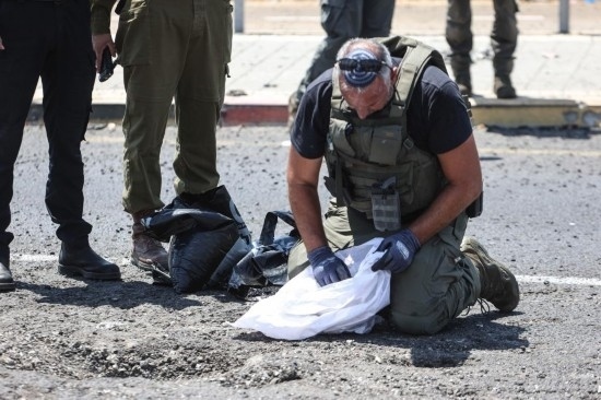 8月6日，在以色列納哈里亞，警方在無人機襲擊現(xiàn)場開展工作。以色列國防軍6日發(fā)表聲明說，多架無人機當天從黎巴嫩射向以色列，造成以色列邊境城市納哈里亞數(shù)名平民受傷。新華社/基尼圖片社