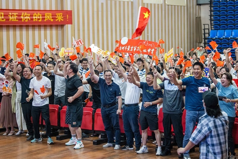 北京時(shí)間7月27日，2024年巴黎奧運(yùn)會(huì)首個(gè)比賽日，在射擊10米氣步槍混合團(tuán)體比賽中，中國選手黃雨婷/盛李豪獲得金牌。圖為黃雨婷的母校師生們通過收看奧運(yùn)直播的方式為她加油助威。