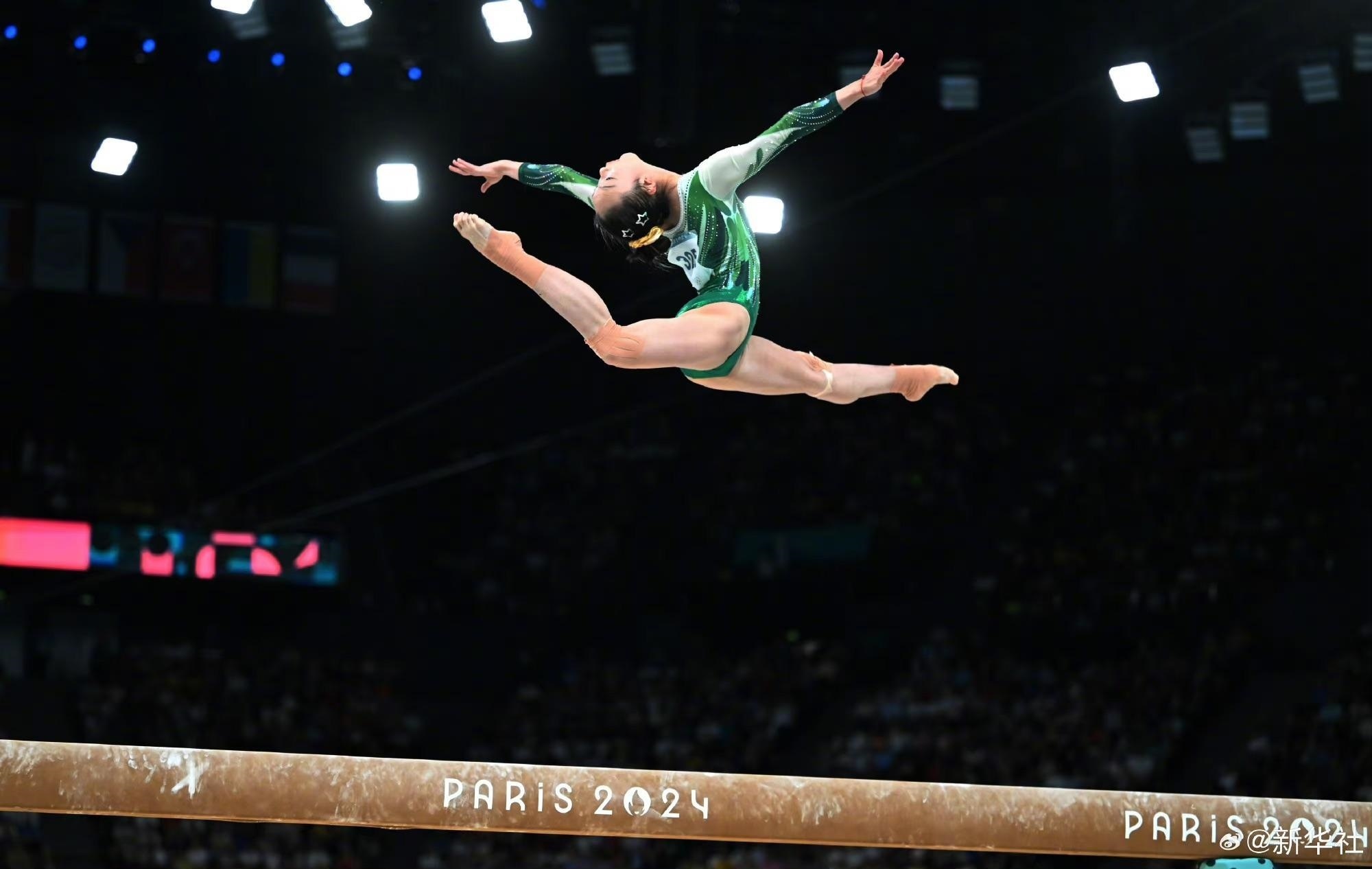 巴黎奧運會體操女子平衡木比賽中，中國選手周雅琴的靚麗身姿