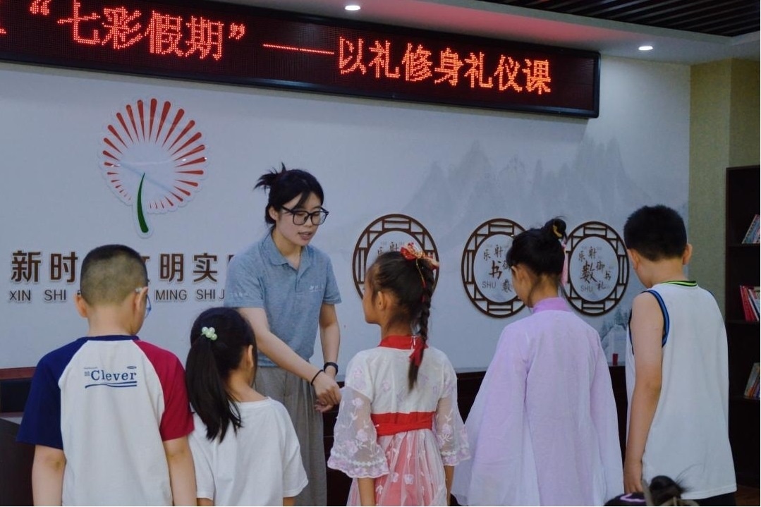 曲阜市小雪街道如意社區(qū)新時代文明實踐站以禮修身禮儀課。謝婉瑩 攝