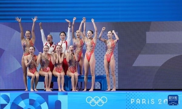 北京時(shí)間8月8日凌晨，巴黎奧運(yùn)會(huì)花樣游泳集體項(xiàng)目的最后一項(xiàng)比賽集體技巧自選在巴黎奧林匹克水上運(yùn)動(dòng)中心舉行。中國(guó)隊(duì)奪得花樣游泳集體項(xiàng)目金牌。圖為中國(guó)隊(duì)在比賽后慶祝奪冠。新華社記者 薛宇舸 攝