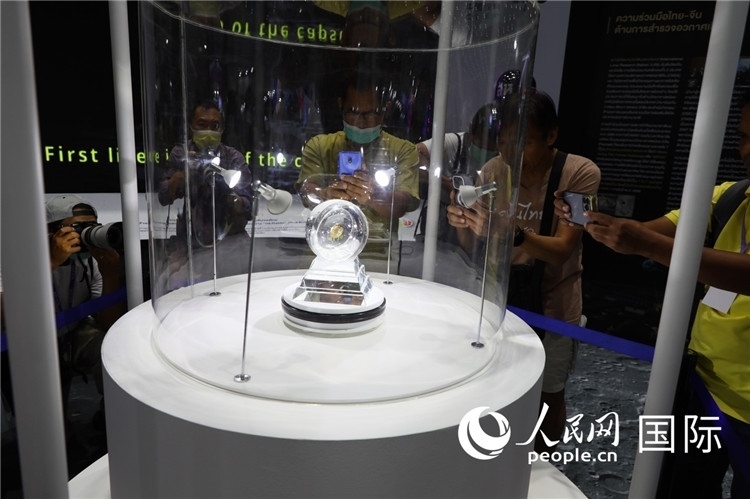 “嫦娥五號”探測器從月球帶回的月球樣品在泰國展出。人民網(wǎng)記者簡承淵攝