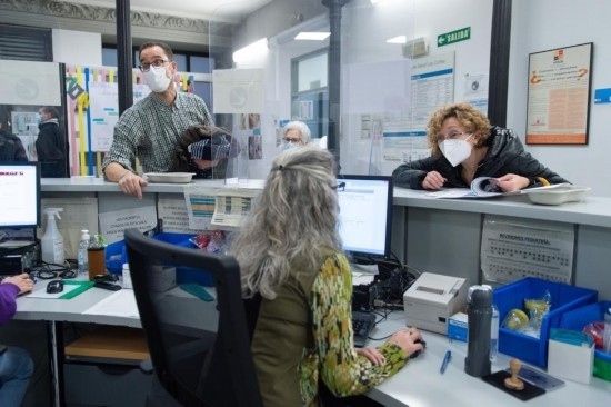 1月15日，人們?cè)谖靼嘌礼R德里一家診所內(nèi)就診。新華社發(fā)（古斯塔沃·巴連特?cái)z）