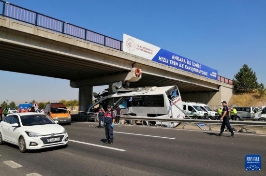這是8月9日在土耳其安卡拉省波拉特勒拍攝的事故現場。新華社發(fā)（穆斯塔法·卡亞攝）