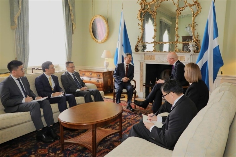 中國駐英國大使鄭澤光在愛丁堡會見蘇格蘭首席部長斯溫尼。中國駐英國使館供圖