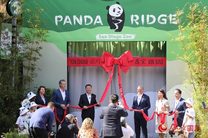 1、中國(guó)駐美國(guó)大使謝鋒、加州州長(zhǎng)紐森、圣迭戈市市長(zhǎng)格洛利亞等人共同為“熊貓嶺”開(kāi)館剪彩。 人民網(wǎng)記者 李志偉攝