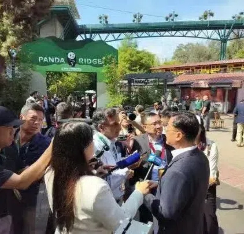 謝鋒大使現場接受記者采訪。中國駐美大使館供圖