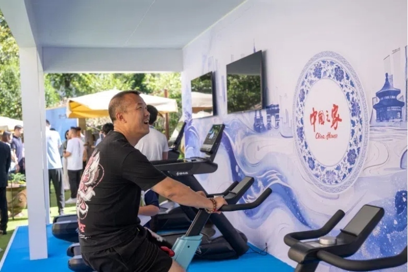 參觀者在智慧體育公園體驗動感單車。巴黎