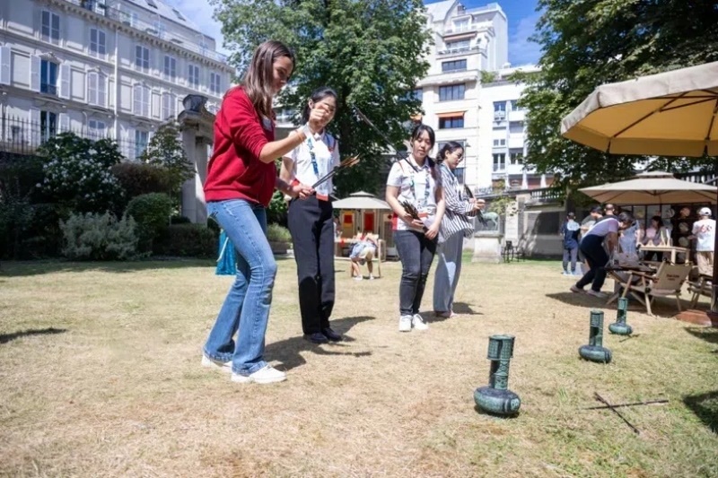 中外友人體驗投壺游戲。巴黎