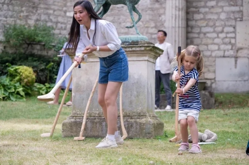 小朋友體驗捶丸游戲。巴黎