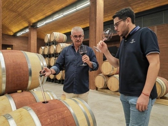  8月7日，尼古拉·格里馬（左）與同事在酒窖中。新華社記者 劉海 攝