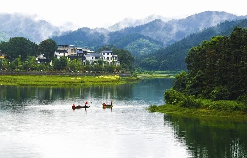 2024年6月5日，志愿者在湖南常寧市洋泉水庫清理水面漂浮物。