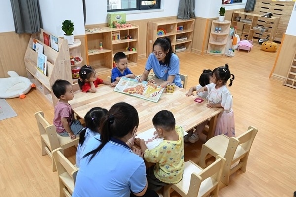 鄭州市金水區(qū)杜嶺街道工會專門開設(shè)了低幼兒童托管班。人民網(wǎng)記者王玉興攝