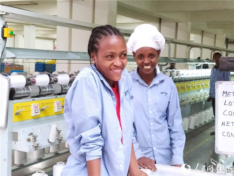 無錫金茂埃塞面料廠車間的當?shù)嘏?。人民網(wǎng)記者黃培昭攝