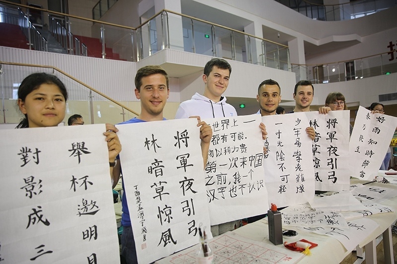 2017年6月5日，來自青島大學(xué)和中國石油大學(xué)（華東）的外國留學(xué)生在展示現(xiàn)場完成的書法作品。
