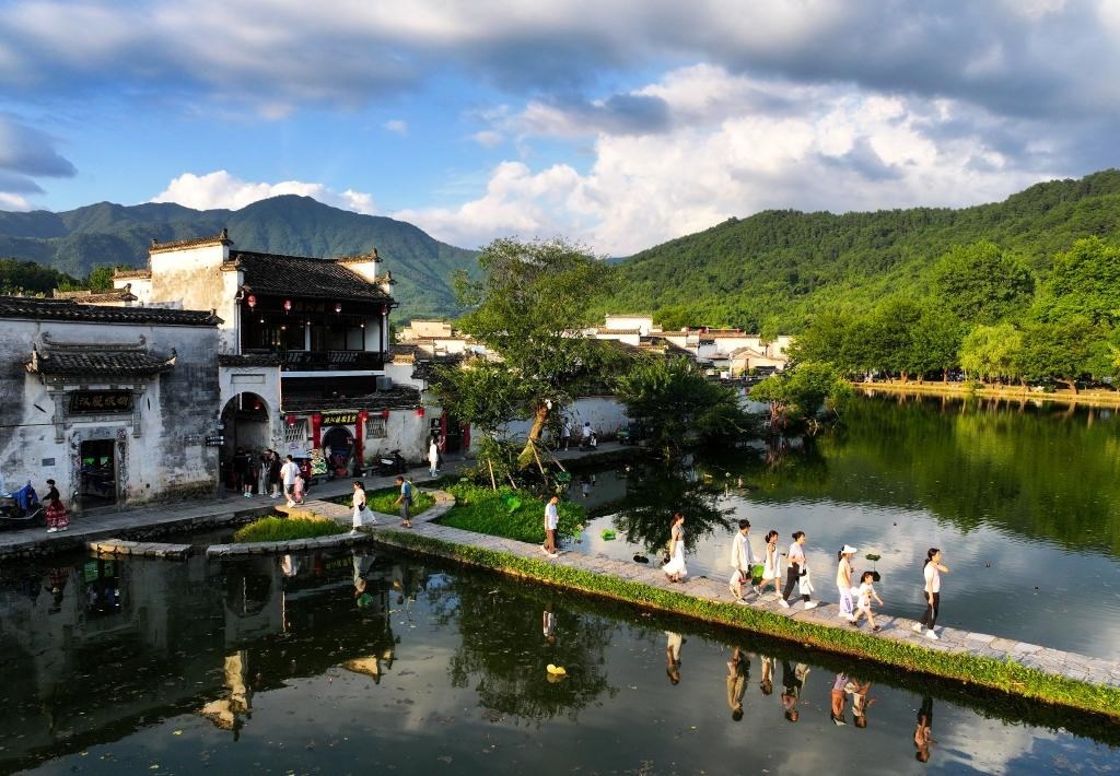 2024年7月7日，游客在安徽省黃山市黟縣宏村游玩。新華社記者杜宇攝