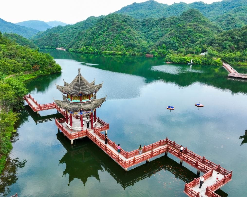 2024年8月11日，游客在湖南省雙牌縣陽明山國家森林公園萬和湖休閑游玩。新華社發(fā)（周秀魚春攝）