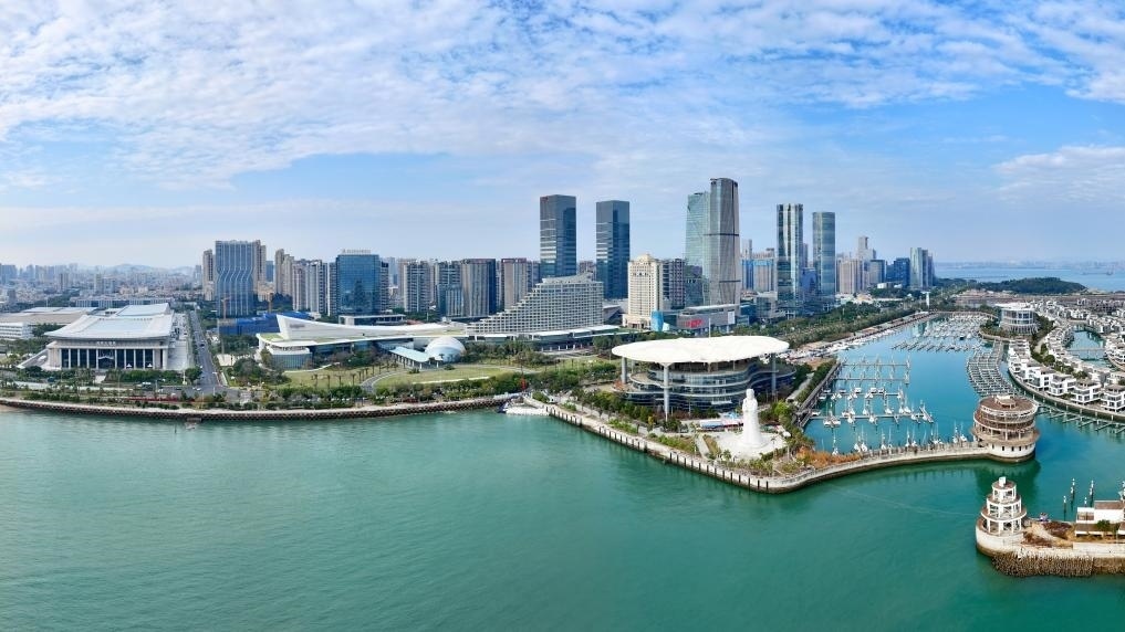 2024年1月24日拍攝的廈門國際會議中心、環(huán)島路一帶濱海城市景觀。新華社記者姜克紅攝