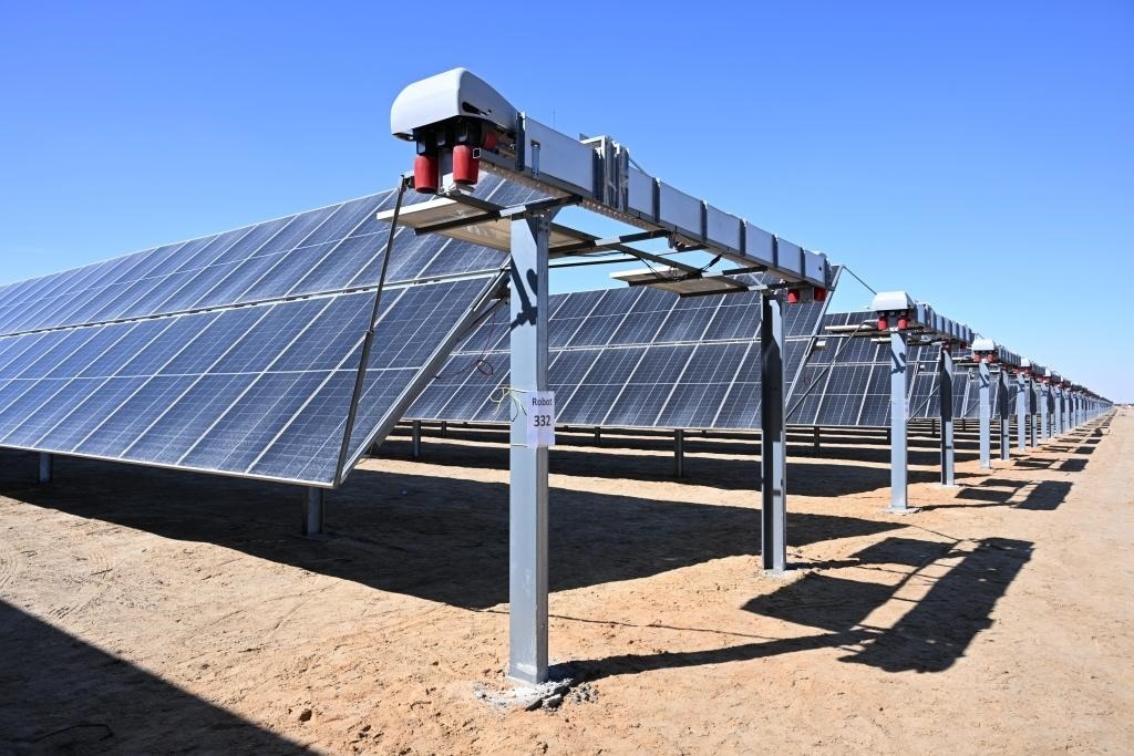 這是2023年3月18日在位于阿聯酋阿布扎比南部的艾爾達芙拉光伏電站拍攝的光伏板。新華社發(fā)（中國機械設備工程股份有限公司阿布扎比分公司供圖）