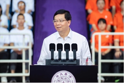 邱勇為新生講授開學(xué)第一課。學(xué)校供圖